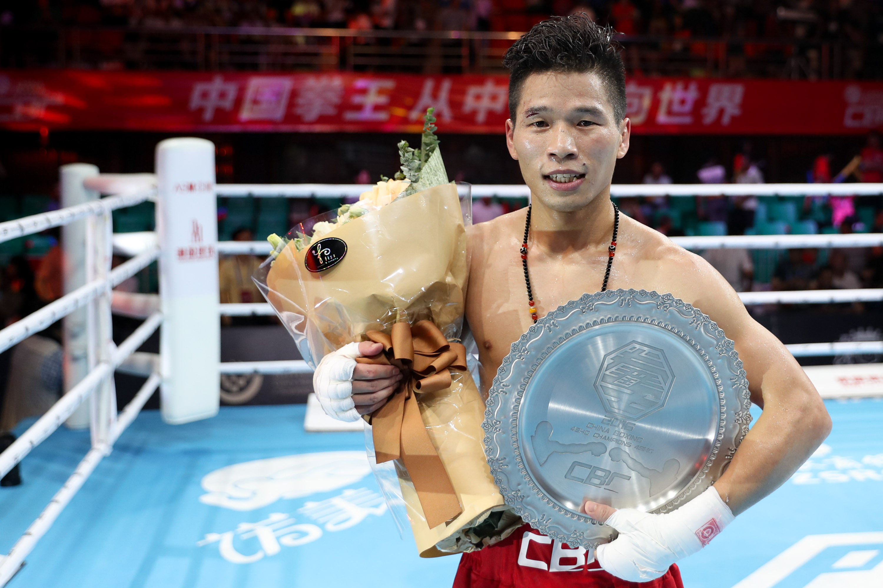 搏击选手凭借实力战胜对手，荣膺冠军