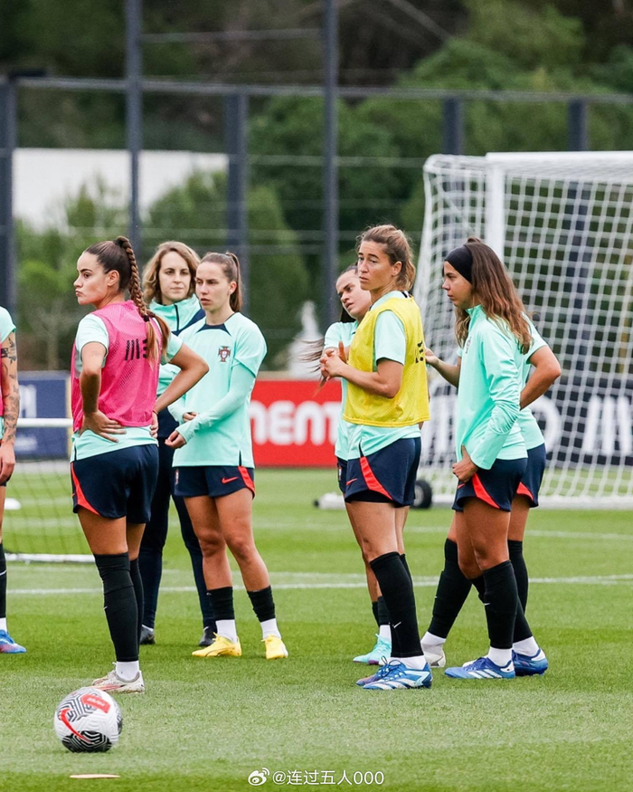 雷火电竞app-葡萄牙女足选手在友谊赛中踢出火爆比赛