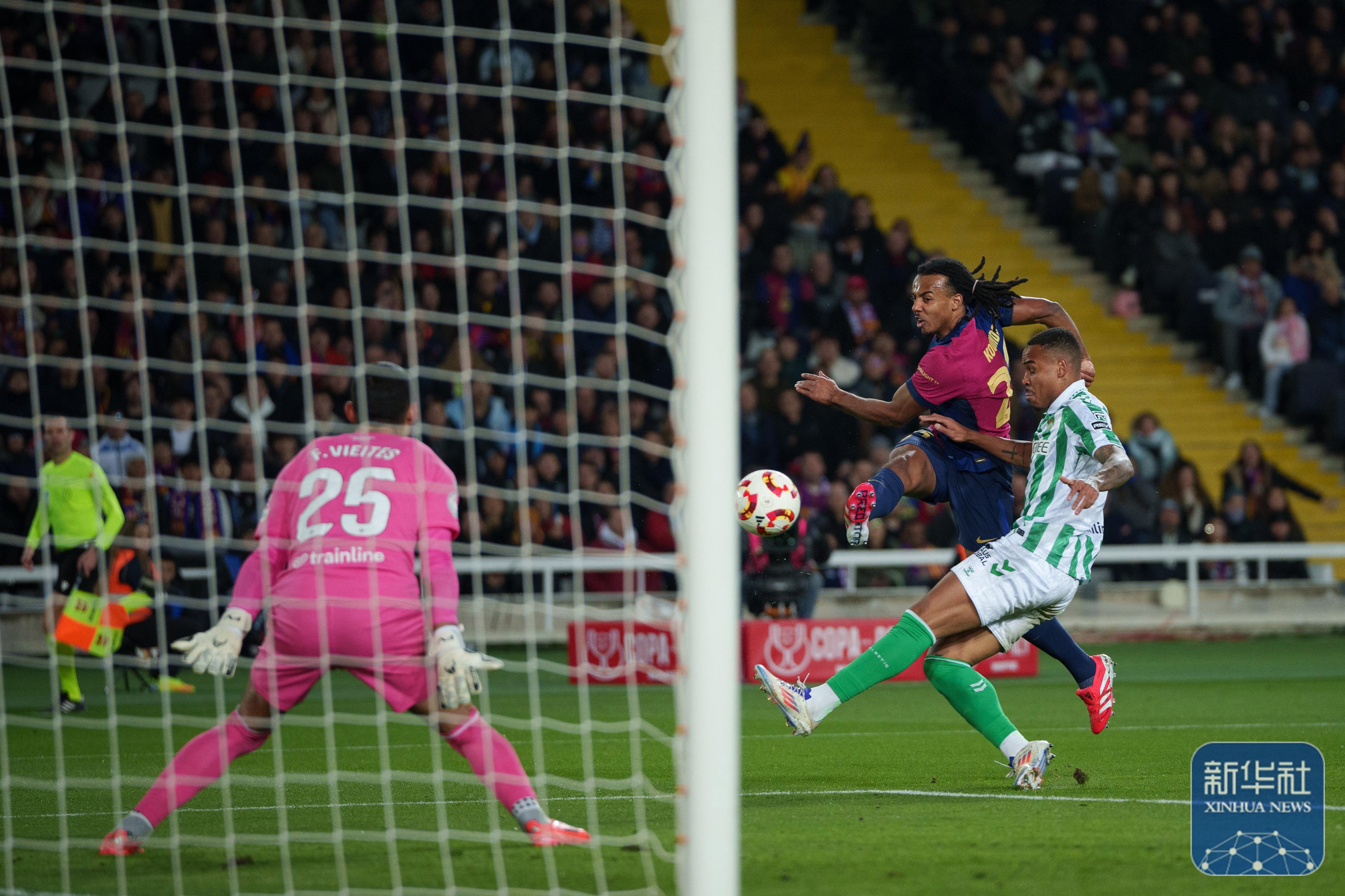 西班牙队在比赛中轻取胜利，稳居前列