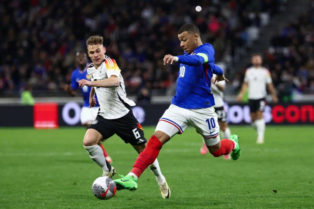 包含欧国联决赛战况激烈，球迷尽情欢呼的词条