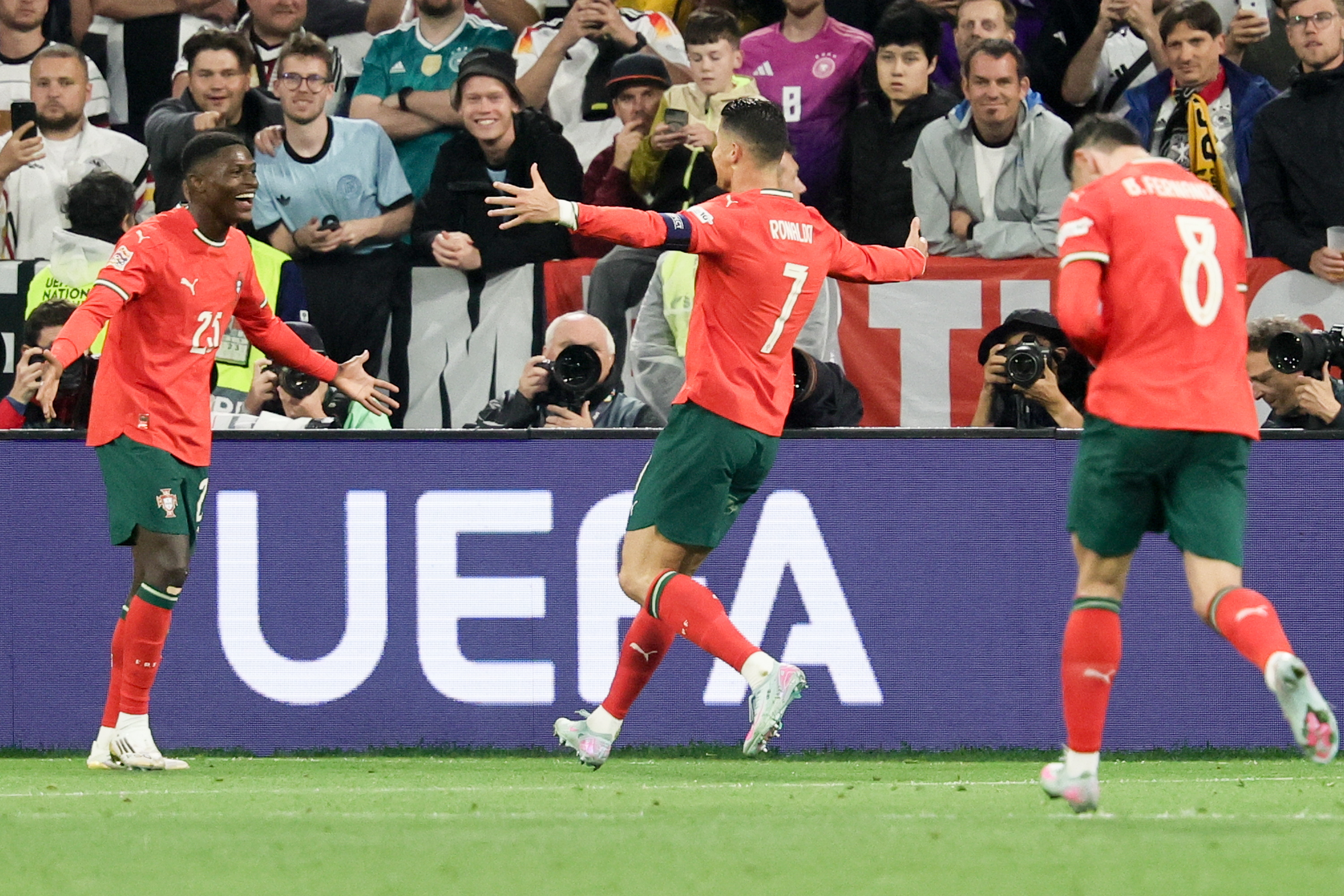 雷火电竞官网-包含精英闯关，欧洲足球联赛悬念不断的词条