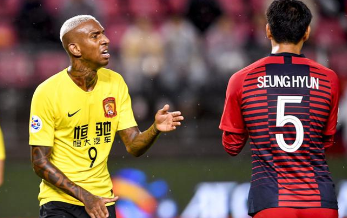 鲁昂队员协力作战，掀翻对手取得胜利