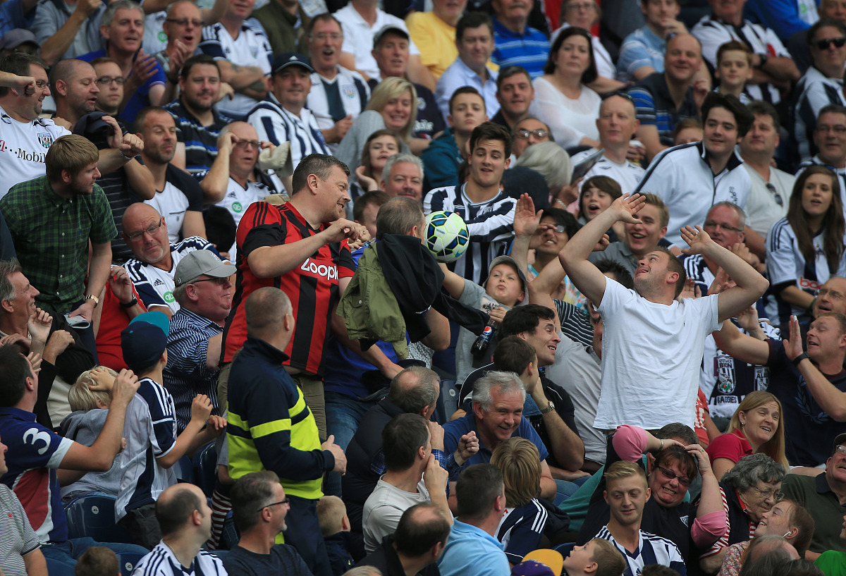 雷火电竞合作-情绪高涨！欧预赛激烈比赛引发球迷狂欢