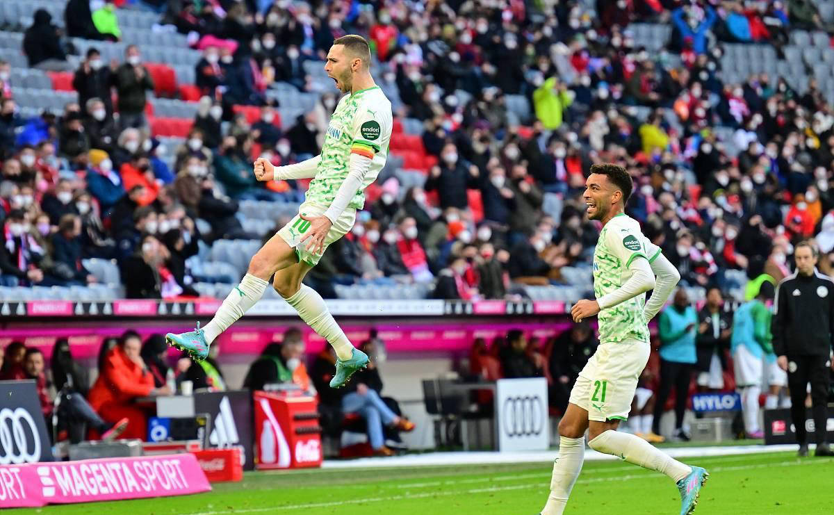 雷火电竞简介-卡尔斯鲁厄队客场不敌，降级形势悲观