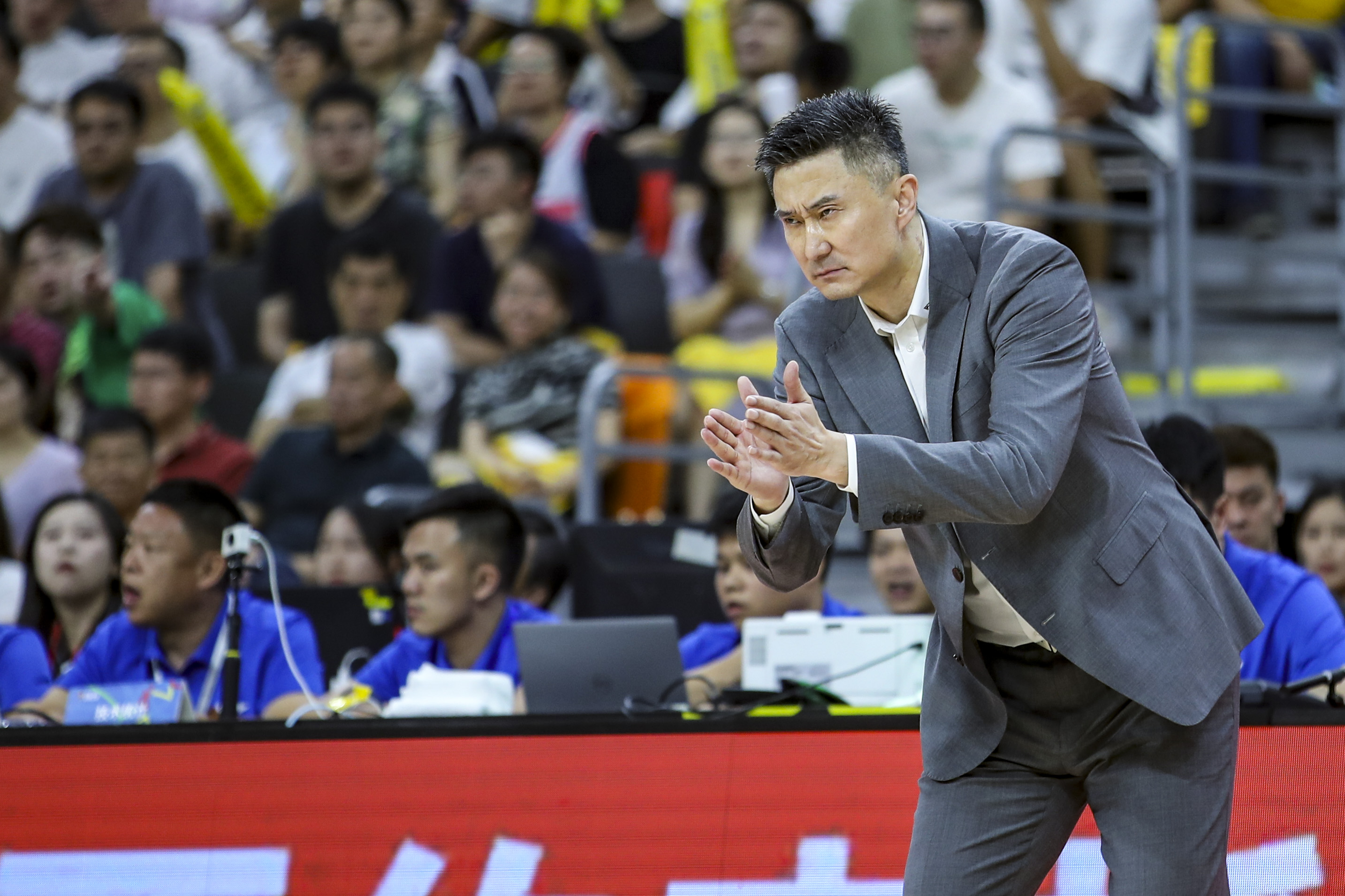 湖人险胜福建队，周琦状态火热