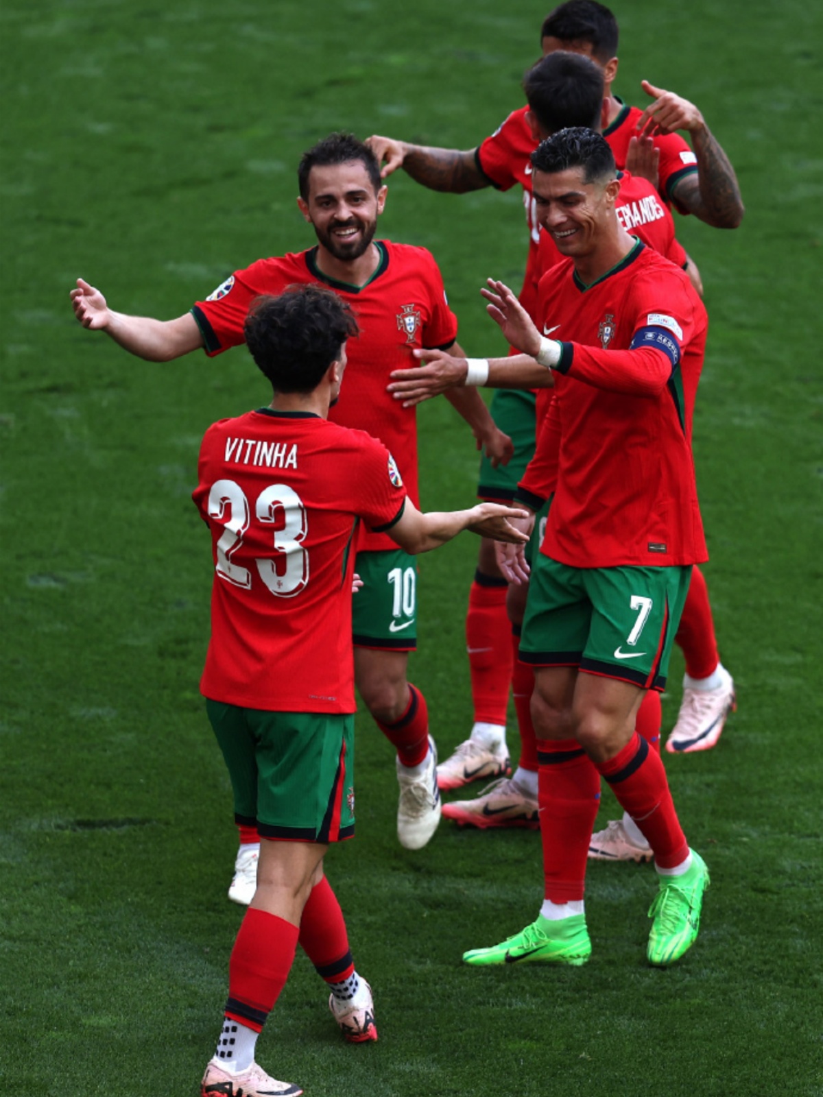 雷火电竞入驻-英格兰队翻盘葡萄牙队，波尔点燃赛场