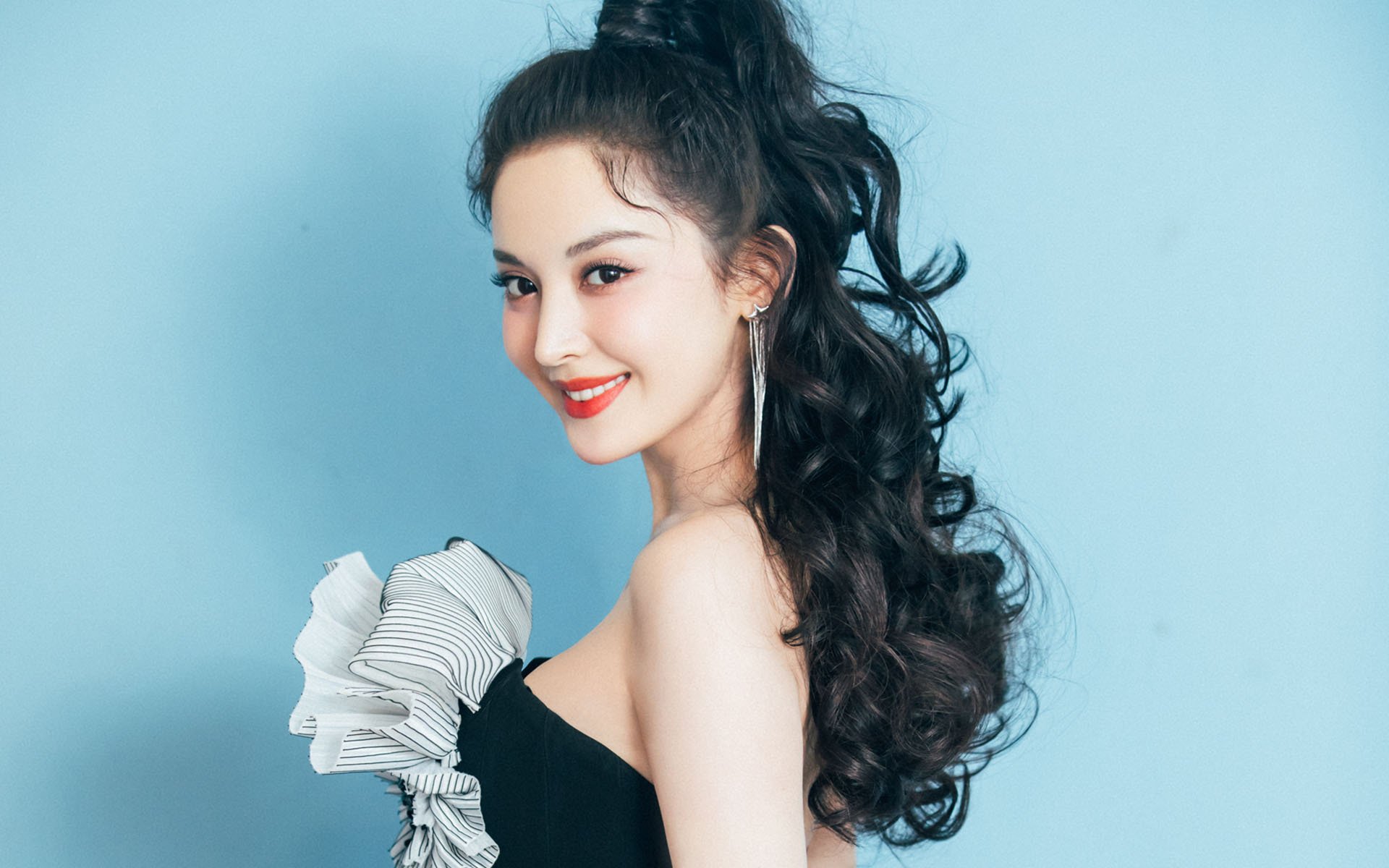 平行赛道的巅峰对决，维斯塔潘与字母哥的共同证明之夜